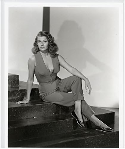 Rita Hayworth u vintage pantuit sjedeći na stepenicama noge prekrižene crno-bijele 8 x 10 fotografija